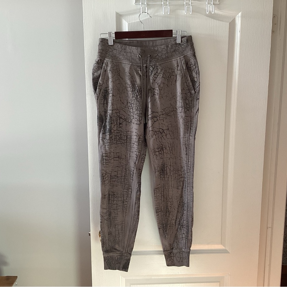 Lululemon Women’s Muted Greenish French Terry Jogger. Size 8.   B3